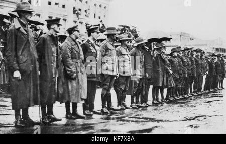 1 112148 Servicemen line up during an Anzac Day procession in Brisbane, 1919 Stock Photo