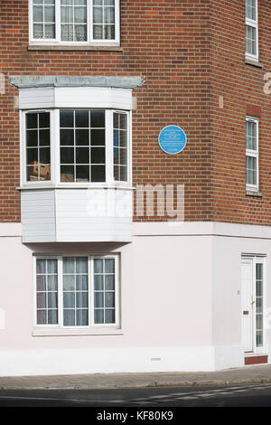 Blue plaque commemorating Kathleen Marjorie 'Marje' Henderson (nee Bell) at 103 high Street, Portsmouth, Hampshire, England, UK Stock Photo