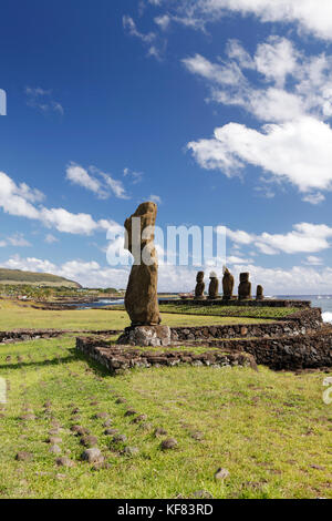 EASTER ISLAND, CHILE, Isla de Pascua, Rapa Nui, Ahu Tahai statue with the Ahu Vai Uri statues behind, located on the Tahai Ceremonial Complex Stock Photo