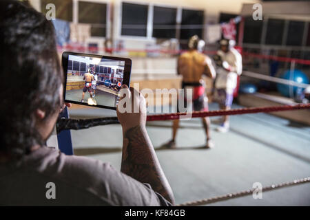 USA, Oahu, Hawaii, professional boxers spar at a training gym in Honolulu Stock Photo