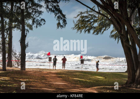 HAWAII, Oahu, North Shore, spectators watching the big swell on the North Shore Stock Photo