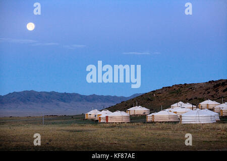 MONGOLIA, Ger camp in Gurvansaikhan National Park, Three Camel Lodge, the Gobi Desert Stock Photo