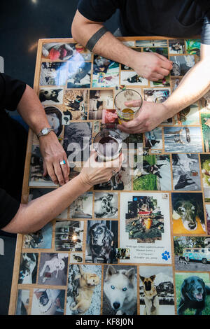 USA, Oregon, Ashland, guests drink beer at the Dog Table, the Caldera Brewery and Restaurant Stock Photo