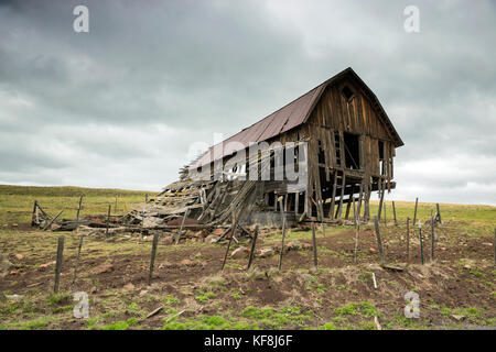 USA, Oregon, Joseph, an old barn along the road that leads to the Zumwalt Prairie Preserve in Northeast Oregon Stock Photo