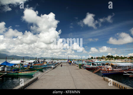 PHILIPPINES, Palawan, Puerto Princesa, Handline fishermen in the City Port Area load boats with ice and prepare for a week long trip Stock Photo