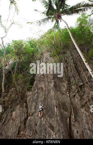 PHILIPPINES, Palawan, El Nido, Entalula Island, rock climbing a wall on Entalula Island, Bacuit Bay, the South China Sea Stock Photo