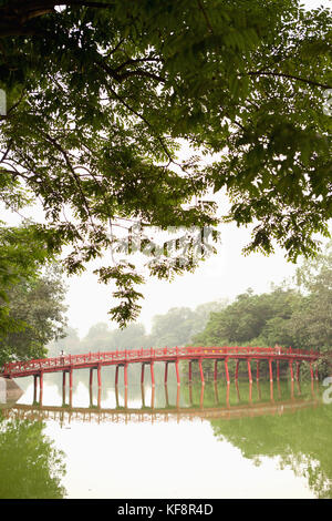 VIETNAM, Hanoi, Huc Bridge over Hoan Kiem Lake, Old Quarter Stock Photo