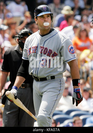 New York Mets' Mike Piazza is congratulated by Richard Hidalgo