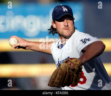 Los Angeles Dodgers pitcher Derek Lowe throws during the 1st inning of ...