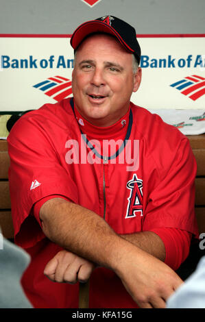 Los Angeles Angels manager Mike Scioscia instructs players during ...