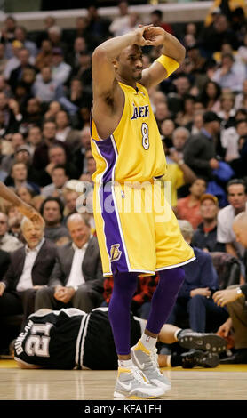 Los Angeles Lakers' Kobe Bryant and head poses for photos during the ...