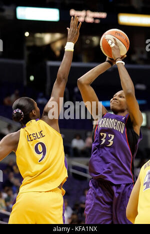Los Angeles Sparks' Lisa Leslie (C) gathers her teammates as Temeka Johnson  pulls on her jersey in the waning minutes of Game 3 of their WNBA  first-round playoff series with the Seattle