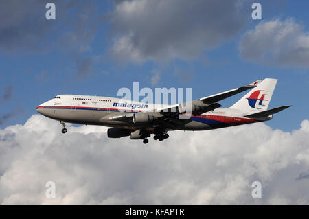 a Malaysia Airlines Boeing 747-400 on final-approach Stock Photo