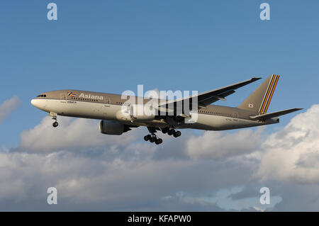 an Asiana Airlines Boeing 777-200ER on final-approach Stock Photo
