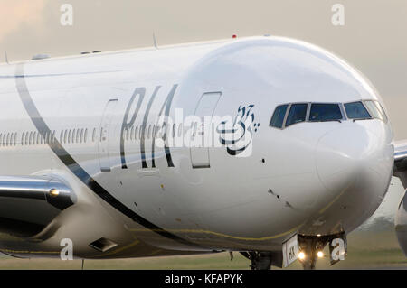 the Pakistan International Airlines PIA Boeing 777-240ER taxiing Stock Photo