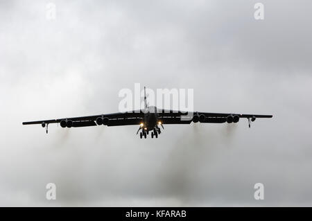 a US Airforce Boeing B-52H Stratofortress of 23 Bomb Sqn/ 5 Bomb Wing on final-approach on a grey-cloudy-day at RIAT 2007 with black engine-smoke Stock Photo