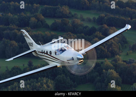 Farnborough F1 Kestrel prototype flying over trees Stock Photo