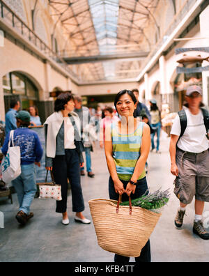 USA, California, San Francisco, Cheesemaker and owner of Andante Dairy, Soyoung Scanlan shops at the San Francisco Ferry Building, Farmers Market Stock Photo
