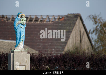 Statue of Virgin Mary and destroyed roof by extremaly high speed wind in Murczyn, Poland 17 October 2017 © Wojciech Strozyk / Alamy Stock Photo Stock Photo