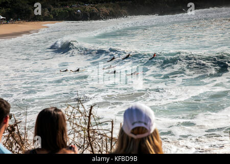 HAWAII, Oahu, North Shore, Eddie Aikau, 2016, spectators watching the Eddie Aikau 2016 big wave surf competition, Waimea Bay Stock Photo