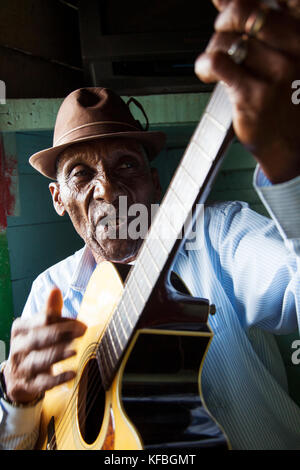 JAMAICA, Port Antonio. Albert Minott of the Mento band, The Jolly Boys playing guitar at the Willow Wind Bar. Stock Photo