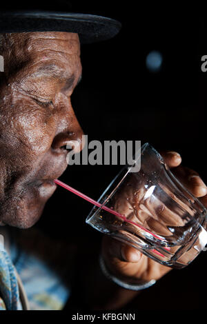 JAMAICA, Port Antonio. Joseph 'Powder' Bennett having a drink at the Bush Bar, Geejam Hotel. Stock Photo