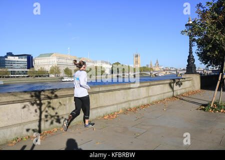 London, UK. 27th Oct, 2017. A jogger runs on Albert Embankment on glorious sunny morning with clear blue skies Credit: amer ghazzal/Alamy Live News Stock Photo