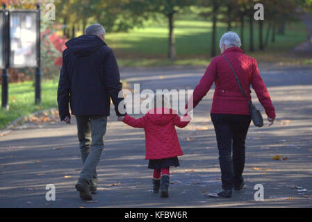 Glasgow, Scotland, UK.27th October UK Weather.Sunny summer weather in kelvingrove park  returns to the city and the locals welcome the crisp weather.  Credit Gerard Ferry/Alamy news Stock Photo
