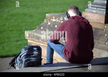 Glasgow, Scotland, UK.27th October.Sunny summer weather  returns to kelvingrove museum the city and the locals welcome the crisp weather. student with backpack sitting on step viewed from behind  Credit Gerard Ferry/Alamy news Stock Photo