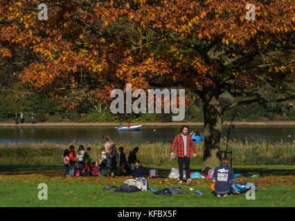 Hyde Park, London, UK. 27th October, 2017. People having a picnic in the Diana Memorial in Hyde Park. From a series of Autumn scenes on a sunny day in Hyde Park, London. Photo date: Friday, October 27, 2017. Photo: Roger Garfield/Alamy Live News Stock Photo