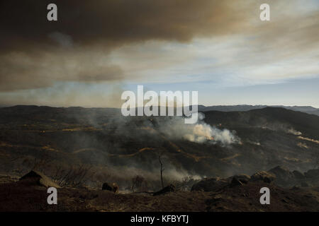 Wildomar, CA, USA. 26th Oct, 2017. A firefighting helicopter battles the Wildomar wildfire in the Cleveland National Forest on Thursday, October 26, 2017 in Wildomar, Calif. The fire started after a motorcycle crashed into a tree. © 2017 Patrick T Fallon Credit: Patrick Fallon/ZUMA Wire/Alamy Live News Stock Photo