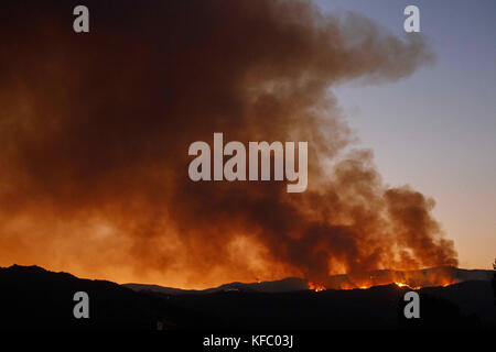 Wildomar, CA, USA. 26th Oct, 2017. The Wildomar wildfire burns at night in the Cleveland National Forest on Thursday, October 26, 2017 in Wildomar, Calif. The fire started after a motorcycle crashed into a tree. © 2017 Patrick T Fallon Credit: Patrick Fallon/ZUMA Wire/Alamy Live News Stock Photo