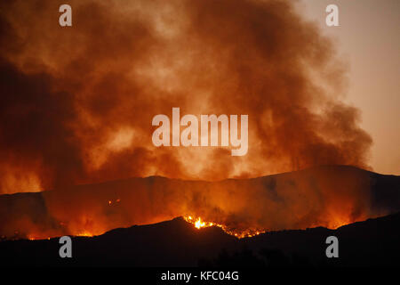 Wildomar, CA, USA. 26th Oct, 2017. The Wildomar wildfire burns at night in the Cleveland National Forest on Thursday, October 26, 2017 in Wildomar, Calif. The fire started after a motorcycle crashed into a tree. © 2017 Patrick T Fallon Credit: Patrick Fallon/ZUMA Wire/Alamy Live News Stock Photo