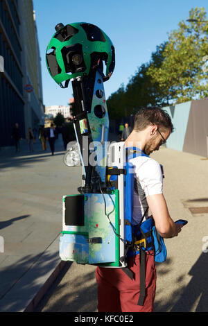 London, UK. 27th Oct, 2017. A Google tracker device, with recording equipment and cameras, is attached to the back of a Google representative, who is walking around the Kings Cross area, recording images, these will eventually be uploaded to Google maps / pictures. Google Street View Trakker, Google  Mapping. Google’s Trekker Camera Rig. Stock Photo
