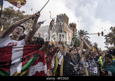Barcelona, Barcelona, Spain. 27th Oct, 2017. Pro independence supporters seen celebrating.Tens of thousands of people have gathered today in support to the statement of independence of the Catalan Republic around the Parliament. After the statement, the people have celebrated it for the streets, between tears of happiness. Credit: Victor Serri/SOPA/ZUMA Wire/Alamy Live News