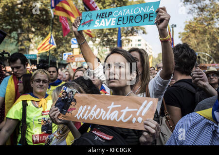 Barcelona, Barcelona, Spain. 27th Oct, 2017. Pro independence supporters seen showing banners.Tens of thousands of people have gathered today in support to the statement of independence of the Catalan Republic around the Parliament. After the statement, the people have celebrated it for the streets, between tears of happiness. Credit: Victor Serri/SOPA/ZUMA Wire/Alamy Live News Stock Photo
