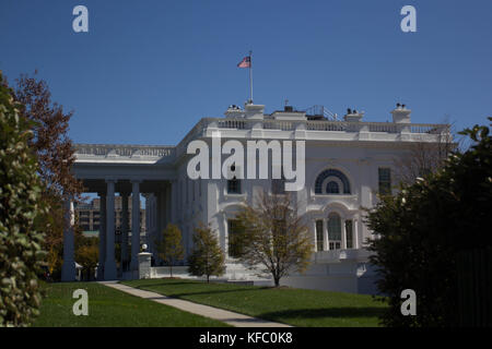 Washington, DC, USA. 27th Oct, 2017. The White House is seen on a sunny fall day in Washington, D.C., Friday, October 27, 2017. Credit: Michael Candelori/Alamy Live News Stock Photo