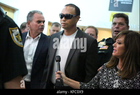 Palm Beach Gardens, FL, USA. 27th Oct, 2017. Golfer Tiger Woods, center, leaves the North County Courthouse in Palm Beach Gardens, Fla., Friday Oct. 27, 2017, after pleading guilty to reckless driving charge. (Carline Jean/South Florida Sun-Sentinel) Credit: Sun-Sentinel/ZUMA Wire/Alamy Live News Stock Photo