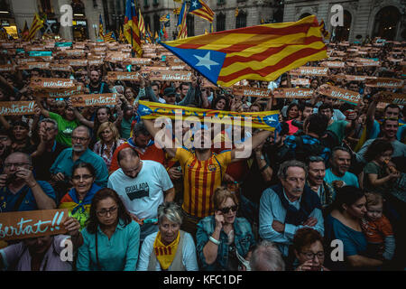 Barcelona, Spain. 27 October, 2017:  Thousands of Catalan separatists gather to celebrate the parliaments independence vote in front of the 'Generalitat' shouting slogans and demanding the release of the 'two Jordis', the presidents of the ANC and Omnium. Credit: Matthias Oesterle/Alamy Live News Stock Photo