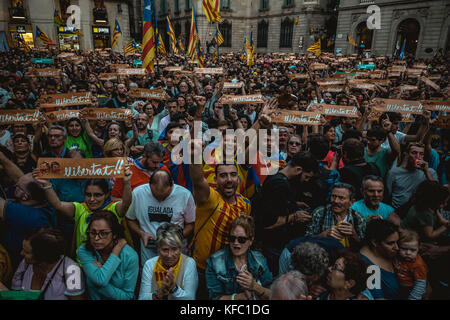 Barcelona, Spain. 27 October, 2017:  Thousands of Catalan separatists gather to celebrate the parliaments independence vote in front of the 'Generalitat' shouting slogans and demanding the release of the 'two Jordis', the presidents of the ANC and Omnium. Credit: Matthias Oesterle/Alamy Live News Stock Photo