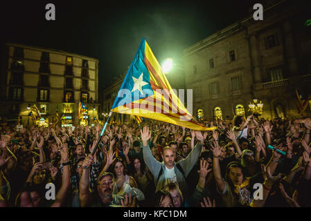 Barcelona, Spain. 27 October, 2017:  Thousands of Catalan separatists hold a minute of silent for those who did not made it to this day as they gather to celebrate the parliaments independence vote in front of the 'Generalitat' Credit: Matthias Oesterle/Alamy Live News Stock Photo