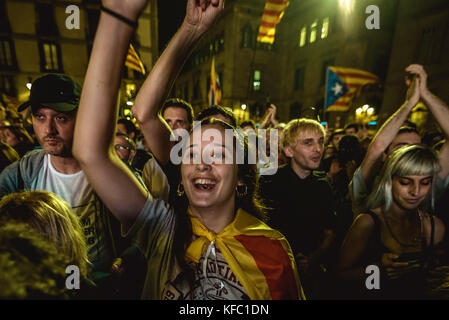 Barcelona, Spain. 27 October, 2017:  Thousands of Catalan separatists gather to celebrate the parliaments independence vote in front of the 'Generalitat' shouting slogans and demanding the release of the 'two Jordis', the presidents of the ANC and Omnium. Credit: Matthias Oesterle/Alamy Live News Stock Photo