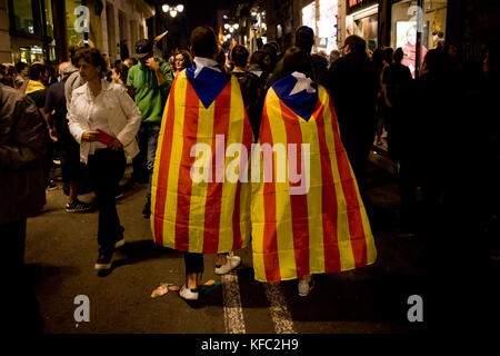 Barcelona, Spain. 27th Oct, 2017. October 27, 2017. A couple wrapped with estelada or pro-independence flags is seen walking in the Gothic Quarter of Barcelona.  Catalonia's parliament voted to declare independence from Spain and proclaim a republic, just as Madrid is poised to impose direct rule on the region to stop it in its tracks. Credit:  Jordi Boixareu/Alamy Live News