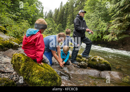 USA, Oregon, Santiam River, Brown Cannon, young boys learning how to fish on the Santiam River in the Willamete National Forest Stock Photo