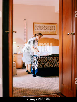 TURKEY, Istanbul, a room attendant in a bedroom at the Four Seasons Hotel Stock Photo