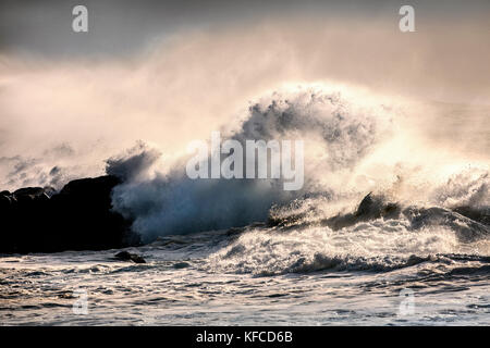 HAWAII, Oahu, North Shore, Eddie Aikau, 2016, waves from a large swell seen crashing in Waimea Bay, Waimea Bay Stock Photo