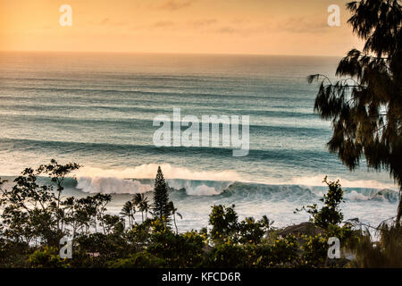 HAWAII, Oahu, North Shore, Eddie Aikau, 2016, large swell seen from above Waimea Bay at Sunset Stock Photo