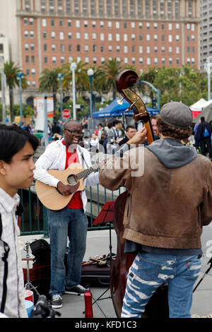 USA, California, San Francisco, the Embarcadero, the musicians perform at the farmers market during the weekend, the Ferry Building Stock Photo