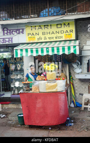 Food vendor on Colaba street in Mumbai, India Stock Photo