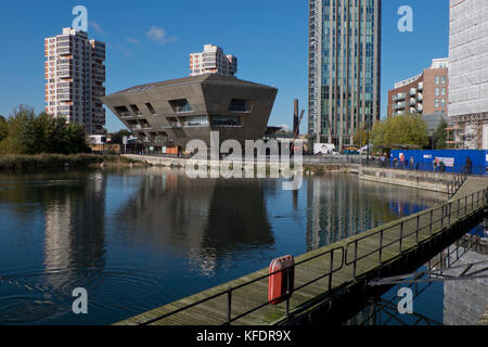 Library and waterfront with new housing construction and views of the City in Canada Water, London, UK Stock Photo